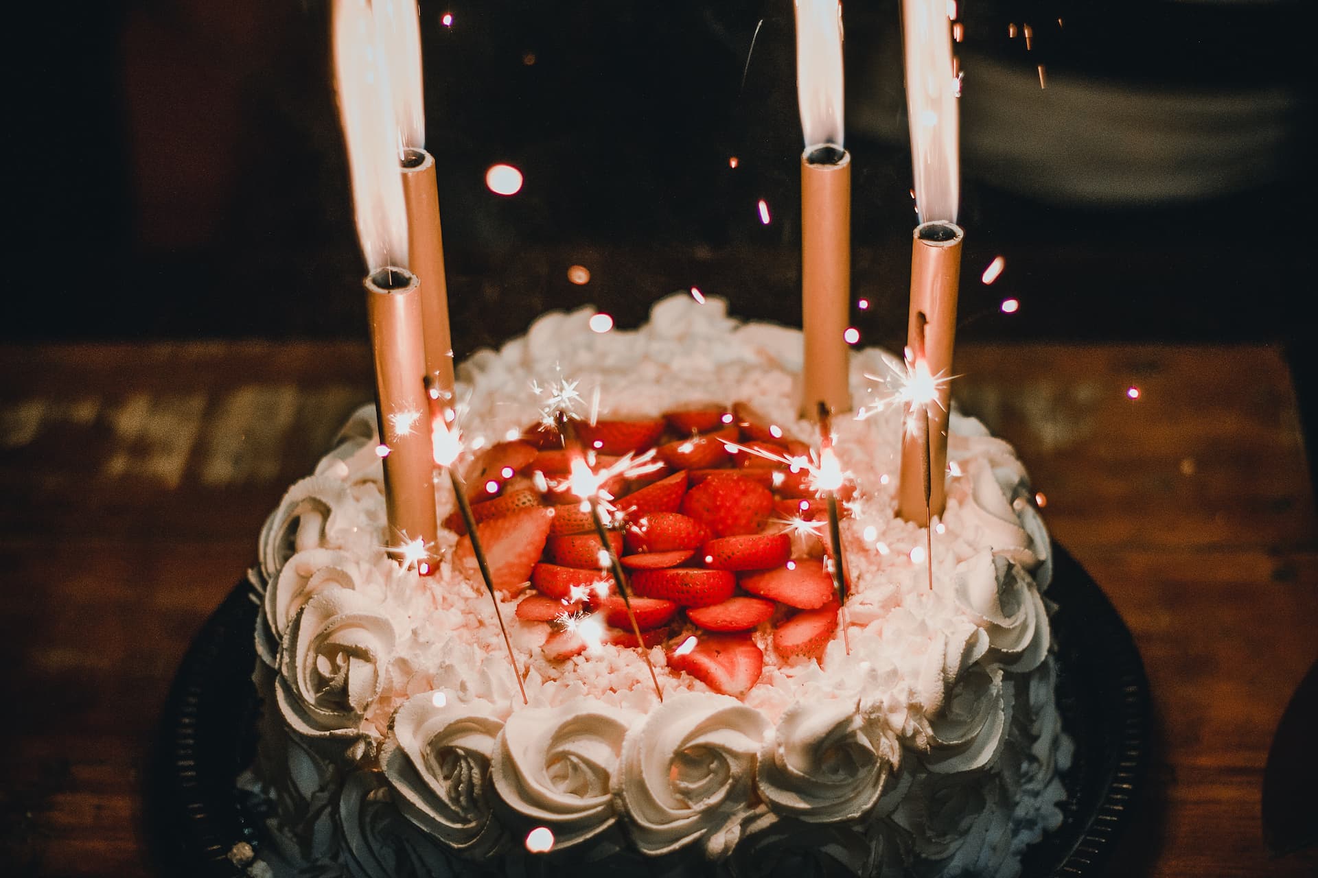 Tarta de cumpleaños com bengalas